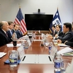 　会談する赤沢経産相（右から２人目）とラトニック米商務長官（左から２人目）＝６日、ワシントン（経産省提供、共同）