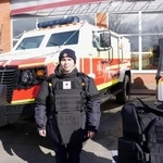 　女性向けの防護服を着るウクライナ非常事態庁関係者＝６日、キーウ（共同）