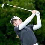 　第３日、１３番でティーショットを放つ佐久間朱莉。通算１４アンダーで首位＝琉球ＧＣ