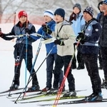 　スキーオリエンテーリングの体験会に参加された紀子さまと悠仁さま＝７日午前、北海道留寿都村（代表撮影）