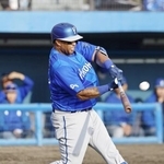 　８回、中越えに３ランを放つＤｅＮＡ・ビシエド＝静岡