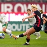 　鹿島-東京Ｖ　前半終了間際、チーム２点目となるＰＫを決める鹿島・鈴木＝メルスタ