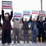 　米イスラエルによるイラン攻撃に抗議する街頭集会の参加者ら＝７日午後、長崎市