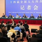 　全人代に合わせて開かれた中国政府の民生部門の閣僚らによる記者会見＝７日、北京（共同）