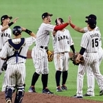 　韓国に勝利し、タッチを交わす日本の選手たち＝東京ドーム