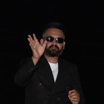 　７日、ネパール・ジャパで、支持者らに手を振るシャハ前カトマンズ市長（ロイター＝共同）