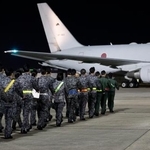 　イラン周辺国の邦人退避に備え、航空自衛隊のＫＣ７６７空中給油輸送機でモルディブへ向かう隊員ら＝８日午前２時２２分、愛知県の空自小牧基地