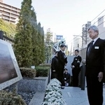 　脱線事故現場近くの慰霊碑に黙とうする東京メトロの小坂彰洋社長（右）ら＝８日午前、東京都目黒区（代表撮影）