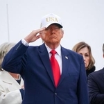 　７日、対イラン作戦で死亡した米兵の遺体に向けて敬礼するトランプ大統領＝米デラウェア州ドーバー（ロイター＝共同）