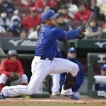 　８回、左中間に２ランを放つ中日・鵜飼＝マツダ