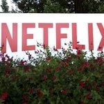 　米カリフォルニア州ロスガトスのネットフリックス本社に掲げられたロゴ＝２０２２年４月（ゲッティ＝共同）