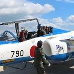 　航空自衛隊松島基地で「ブルーインパルス」に搭乗した小泉防衛相＝８日午後、宮城県東松島市