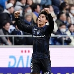 　Ｇ大阪-長崎　後半、決勝ゴールを決め、喜ぶＧ大阪・半田＝パナスタ