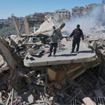 　８日、イスラエルの空爆で破壊されたレバノン南部の家を調べる人たち。（ＡＰ＝共同）