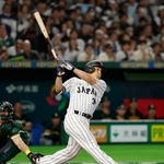 　７回日本２死一塁、吉田が右越えに２ランを放つ＝東京ドーム