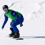 　男子スノーボードクロス大腿障害決勝で滑走する小須田潤太＝８日、イタリア・コルティナダンペッツォ（共同）