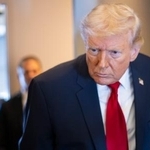 　トランプ米大統領＝７日、米大統領専用機内（ゲッティ＝共同）