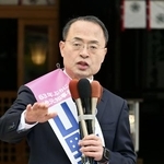 　石川県知事選が告示され、第一声を上げる山野之義氏＝２月１９日、金沢市