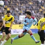 　ＮＡＣブレダ戦の後半、同点ゴールを決めるフェイエノールトの上田（右から２人目）＝ブレダ（共同）