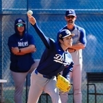 　ブルペンで投球練習するドジャース・佐々木＝グレンデール（共同）