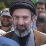 　イランの最高指導者に選出されたモジタバ師（ゲッティ＝共同）