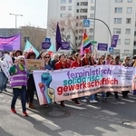 　８日、ベルリンで行進する国際女性デーのデモ参加者（共同）