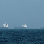 　アラブ首長国連邦（ＵＡＥ）の沖合のタンカー＝３日（ロイター＝共同）