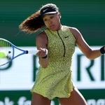 　女子シングルス３回戦でリターンショットを放つ大坂なおみ＝８日、米カリフォルニア州インディアンウェルズ（ゲッティ＝共同）