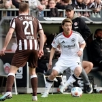 　ザンクトパウリ戦でプレーするＥフランクフルトの堂安（右）＝ハンブルク（共同）