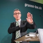 　ドイツのバーデン・ビュルテンベルク州議会選で首位を維持した緑の党のエズデミル氏＝８日、シュツットガルト（ゲッティ＝共同）