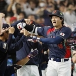 　台湾戦で満塁本塁打を放ち「お茶ポーズ」で喜ぶ大谷翔平＝６日、東京ドーム