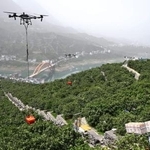 　収穫した果物を運ぶ農業用ドローン＝２０２５年４月、中国湖北省宜昌市（新華社＝共同）