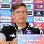 　記者会見するサッカー女子日本代表のニールセン監督＝９日、パース（共同）