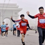 　平壌で行われた春の国際マラソン大会に参加したランナーら＝２０２５年４月（共同）