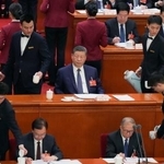 　中国全人代の全体会議に臨む習近平国家主席（中央）＝９日、北京の人民大会堂（共同）