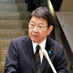 　イランのアラグチ外相と電話会談後、取材に応じる茂木外相＝９日夜、外務省