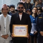 　ネパールの国民独立党（ＲＳＰ）のシャハ前カトマンズ市長（中央）＝７日、東部ジャパ（ロイター＝共同）