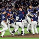 　オーストラリアに勝利し、喜ぶ韓国の選手たち。１次リーグＣ組２位での準々決勝進出を決めた＝東京ドーム