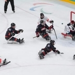 　日本-カナダ　第１ピリオド　６点目を奪われるＧＫ堀江（右上）＝ミラノ（共同）