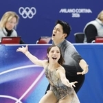 　ミラノ・コルティナ冬季五輪でフリーの演技をする三浦璃来（手前）、木原龍一組＝２月、ミラノ（共同）