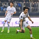 　ダンケルク戦でゴールを決め喜ぶスタッド・ランスの中村（右）＝ダンケルク（ゲッティ＝共同）