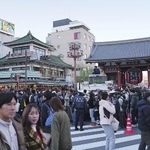 　新年を迎えた東京・浅草を行き交う人たち＝２０２６年１月１日