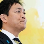 　記者会見で、埼玉県議補欠選挙を巡り、県連が候補者の公認を取り消し、除籍処分とした対応について質問され、厳しい表情の国民民主党・玉木代表＝１０日午前、国会