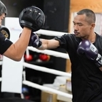 　練習を公開したＷＢＣライトフライ級王者ノックアウト・ＣＰフレッシュマート（右）＝横浜市