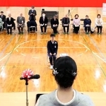 　福井市立殿下小で行われた卒業式に臨む、唯一の児童で卒業生の松平瑞也さん（中央）＝１０日午前