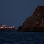 　ホルムズ海峡の航行が困難になっていることを受け、オマーン沖に停泊するタンカー＝１０日（ロイター＝共同）