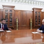 　１０日、モスクワのクレムリンで会談したロシアのプーチン大統領（右）とウクライナ東部ドネツク州のロシア実効支配地域トップのプシーリン氏（ロシア大統領府提供・タス＝共同）