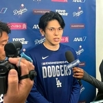 　取材に応じる米大リーグ、ドジャースの佐々木朗希投手＝１０日、アリゾナ州グレンデール（共同）