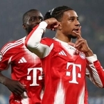 　アタランタ戦でゴールを決めて喜ぶバイエルン・ミュンヘンのオリセ（右）＝ベルガモ（ゲッティ＝共同）