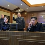 　戦略巡航ミサイルの試射を確認する北朝鮮の金正恩朝鮮労働党総書記（前列右）と娘（同左）ら＝１０日（朝鮮中央通信＝共同）